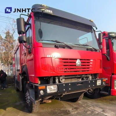 HOWO 4*4 شاحنة مكافحة الحرائق HOWO 5000L خزان رغوة المياه شاحنة إطفاء شاحنة مكافحة الحرائق الصغيرة شاحنة مكافحة الحرائق
