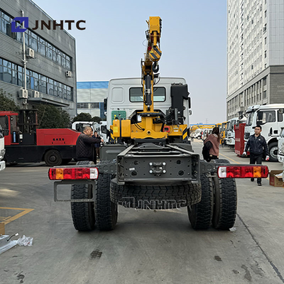 SINOTRUK HOWO شاحنة شحن الديزل 4x4 6 عجلات الهيكل مع رافعة سعر منخفض