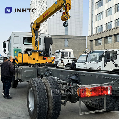 SINOTRUK HOWO شاحنة شحن الديزل 4x4 6 عجلات الهيكل مع رافعة سعر منخفض
