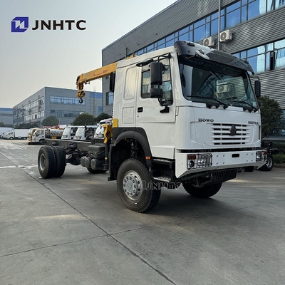 SINOTRUK HOWO شاحنة شحن الديزل 4x4 6 عجلات الهيكل مع رافعة سعر منخفض