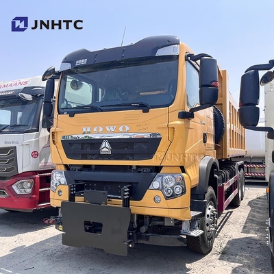 شاحنة تنظيف جديدة من طراز "هوو" للطريق