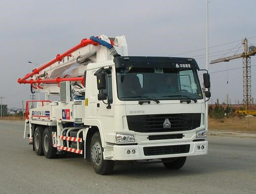 125M3 / H 21M شاحنة مضخة الخرسانة مع قدرة تحمل كبيرة وأرجوحة صغيرة