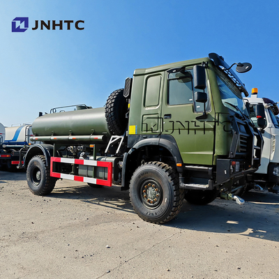 شاحنات ناقلات النفط Howo 4X4 جميع عجلات القيادة نقل الوقود شاحنات ناقلات الوقود