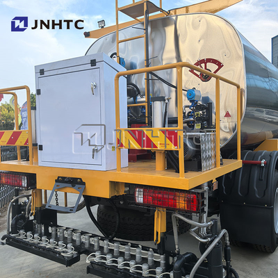 HOWO 4X2 رفقة بناء الطرق شاحنة توزيع الأسفلت مع شريط الرذاذ لتجهيز الأسفلت