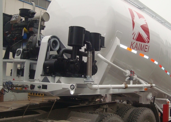 مرت ISO 10 Wheeler Sinotruk Howo شاحنة صهريج الأسمنت السائبة وشاحنة جرار مع جسم ناقلة 50M³