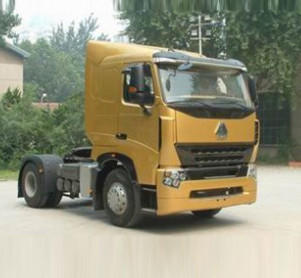 HOWO A7 4X2 الصلب رئيس المحرك شاحنة أحمر أبيض أسود اللون نوع وقود الديزل