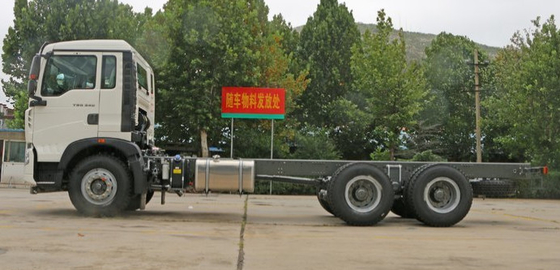 ساينو تراك HOWO 6X4 شاحنة بضائع ثقيلة بيضاء اللون 290HP HF7 / HF9 المحاور الأمامية 40Ton