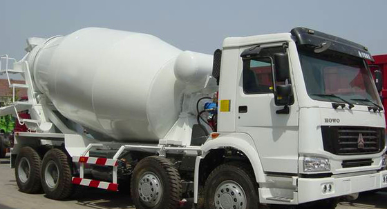 16cbm 8x4 ساينو تراك HOWO شاحنة خلط الخرسانة الأحمر الأبيض اللون 20-60 طن CCC مرت