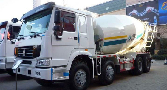 16cbm 8x4 ساينو تراك HOWO شاحنة خلط الخرسانة الأحمر الأبيض اللون 20-60 طن CCC مرت