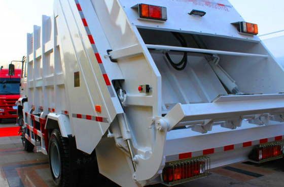 اللون الأبيض 12m3 شاحنة القمامة المطحنة ساينو تراك HOWO 4X2 6000L حجم