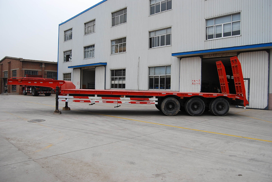 3 محاور Lowbed Heavy-duty شبه مقطورة مع 2 أرجل ، نصف مقطورة مسطحة