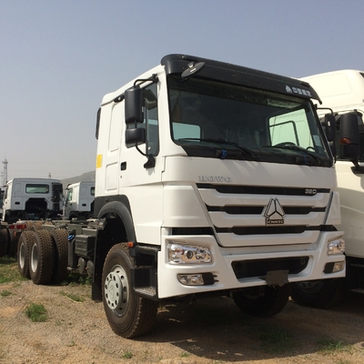 ساينو تراك HOWO 6X4 شاحنة بضائع ثقيلة سرير منخفض 290HP HF7 / HF9 المحاور الأمامية 40 طن