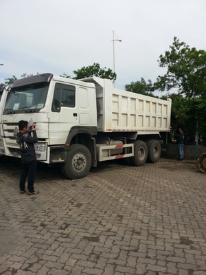 غانا 6 × 4 10 عجلات شاحنة قلابة ثقيلة 20M3 شاحنة قلابة متوسطة الرفع LHD