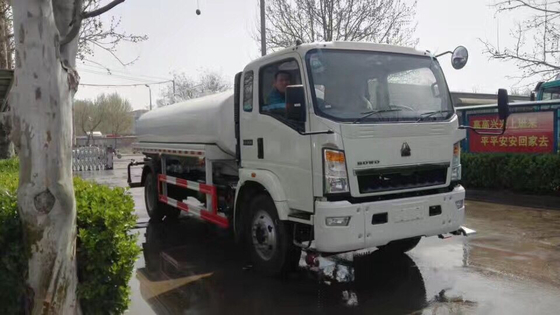 4x2 8 Cbm Light Sinotruk HOWO شاحنة صهريج مياه لتعليم المدينة والنباتات