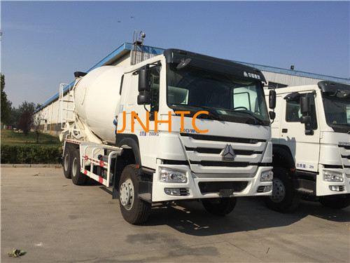 شاحنة خلط الخرسانة HW76 Cabin Mercedes مع التحكم في الخانق