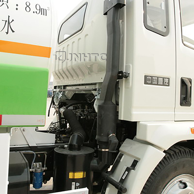 SINOTRUK HOWO شاحنة صهريج مياه خفيفة 4x2 مع رشاش أمامي 14 متر