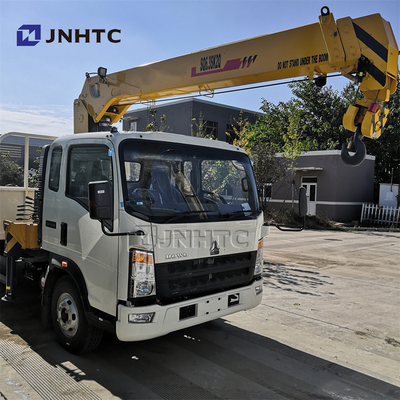 SINOTRUK HOWO 4X2 شاحنات تجارية خفيفة الوزن مع شاحنة CRANE RHD 10 Ton