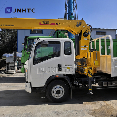 SINOTRUK HOWO 4X2 شاحنات تجارية خفيفة الوزن مع شاحنة CRANE RHD 10 Ton