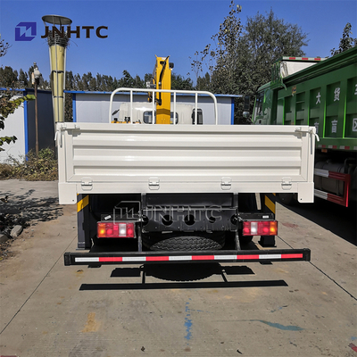 SINOTRUK HOWO 4X2 شاحنات تجارية خفيفة الوزن مع شاحنة CRANE RHD 10 Ton