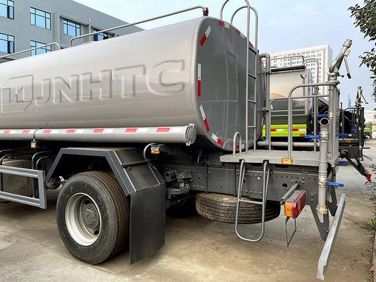 Sinotruk Howo 6 Wheeler 4 * 2 Fuel Tanker Truck Howo Oil Tanker 10000L