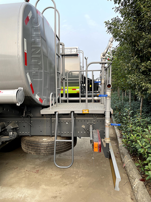 Sinotruk Howo 6 Wheeler 4 * 2 Fuel Tanker Truck Howo Oil Tanker 10000L