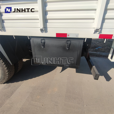 شاحنة عسكرية بيضاء HOWO 4X4 لنقل الجنود