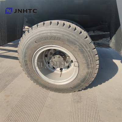 شاحنة عسكرية بيضاء HOWO 4X4 لنقل الجنود